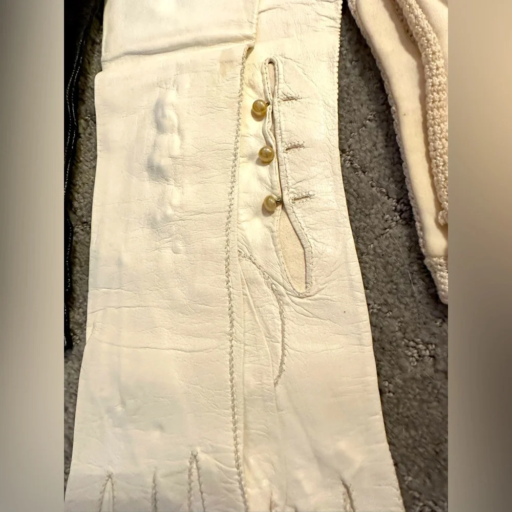 Vintage set of hand stitched leather and suede gloves. Size 6-7. - Picture 3 of 10